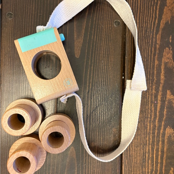 Manhattan Toy Wooden Camera - Natural and Teal - Picture 4 of 8